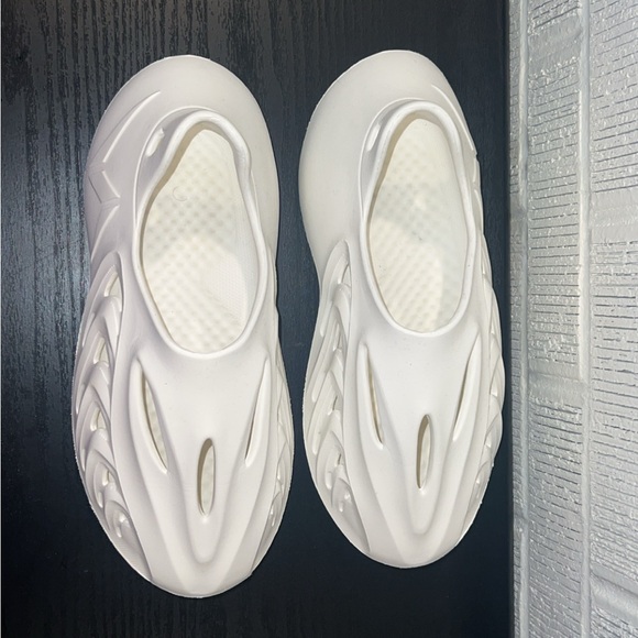 White Unisex Foam Runner Shoe - Picture 8 of 9